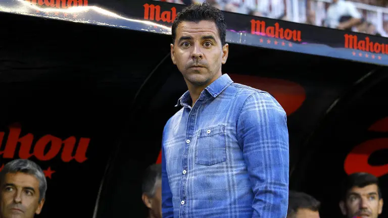 Míchel en el banquillo durante el Rayo Vallecano y Osasuna en el estadio de Vallecas. La Liga.
