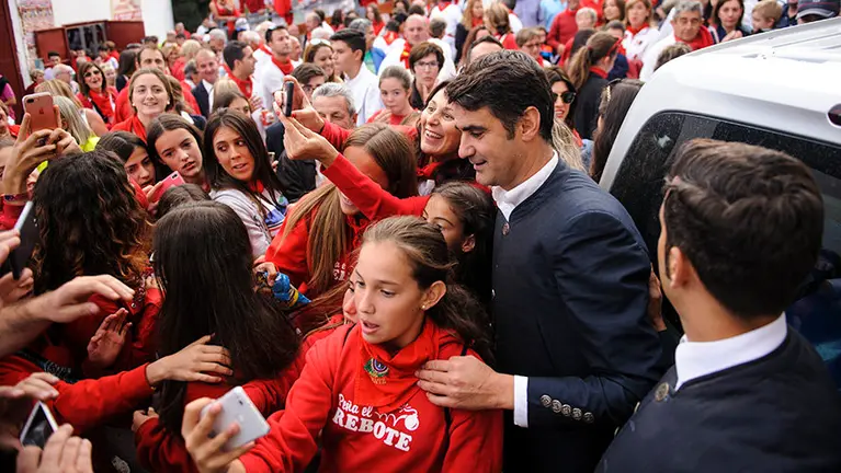 Jesulín de Ubrique recibe el cariño de los aficionados tras participar en un festival en Cascante. MIGUEL OSÉS (10)