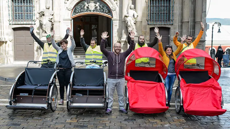 El concejal delegado de Ecología Urbana y Movilidad, Armando Cuenca, presenta el programa de paseos en triciclo para personas mayores y con movilidad reducida. PABLO LASAOSA 02