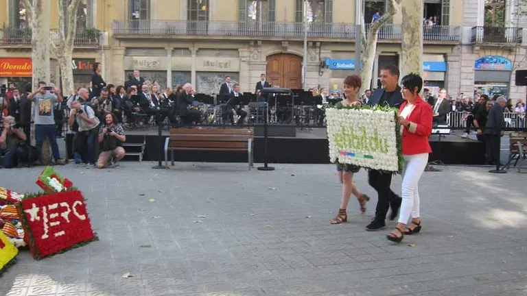 Bakartxo Ruiz, Arnalo Otegi y Maddalen Iriarte entregan la ofrenda de flores de Bildu en la tumba de Rafael Casanova.