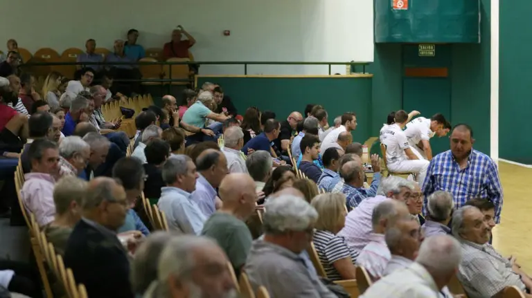 Imagen de las butacas del frontón Labrit. Twitter Kantxa pelotazale.