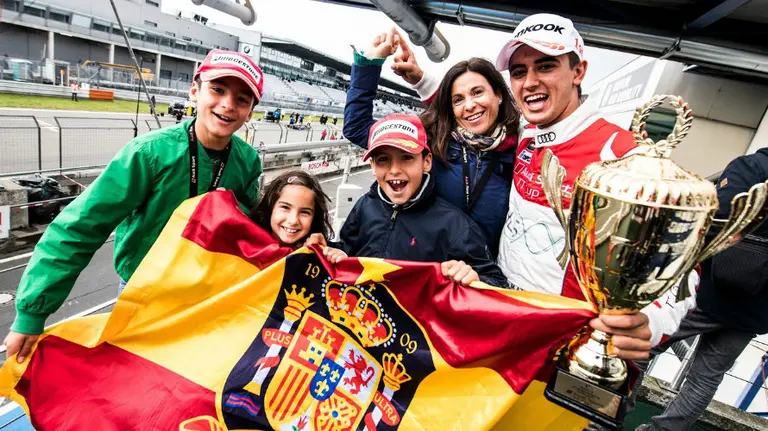 Mikel Azcona celebra sus triunfos en Alemania. Cedida.