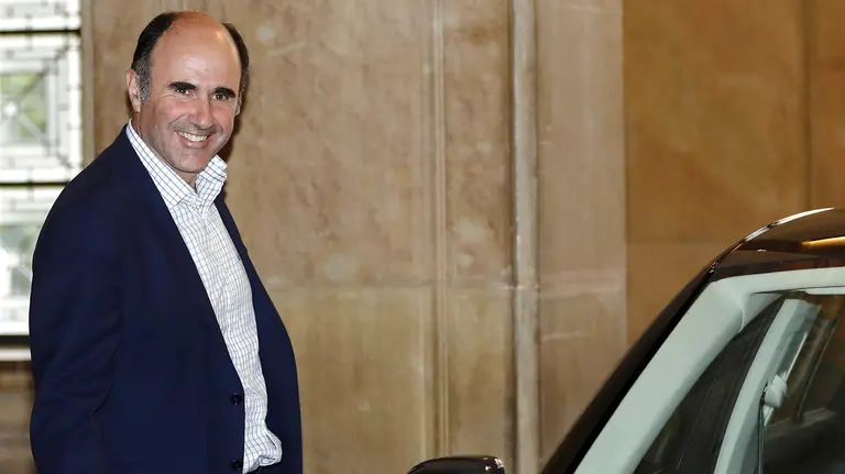 GRA337. PAMPLONA, 11/09/2017.- El vicepresidente de Desarrollo Económico, Manu Ayerdi, sale del Palacio de Navarra donde ha mantenido esta tarde junto con la presidenta del Gobierno de Navarra, Uxue Barkos, una reunión con los partidos que dan sustento al ejecutivo sobre el proyecto de tren de alta velocidad (TAV) en Navarra. EFE/Jesús Diges