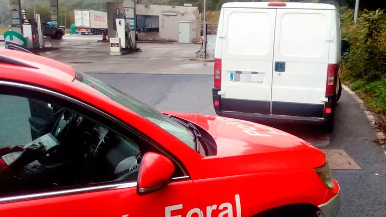 La Policía Foral con la furgoneta inmovilizada. POLICÍA FORAL