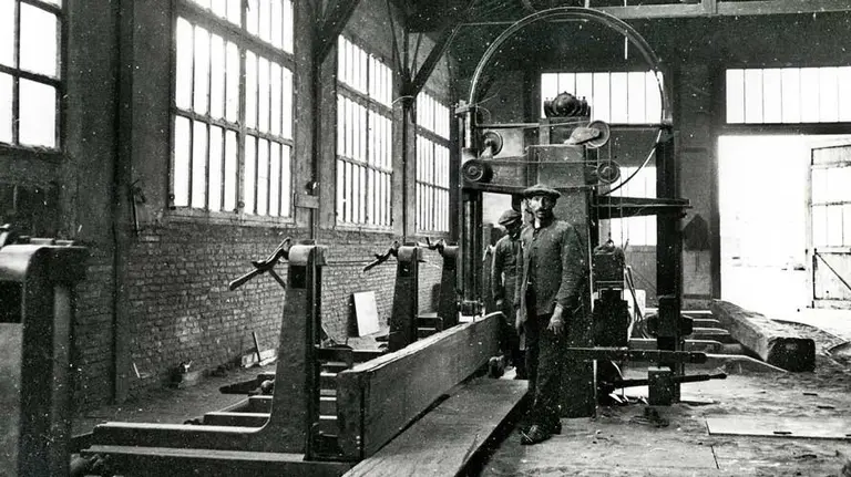 Una de las imágenes quepodrán verse en la exposición de la sierra de cinta en el edificio aserradero en 1918. ARNAU IZARD I LLONCH