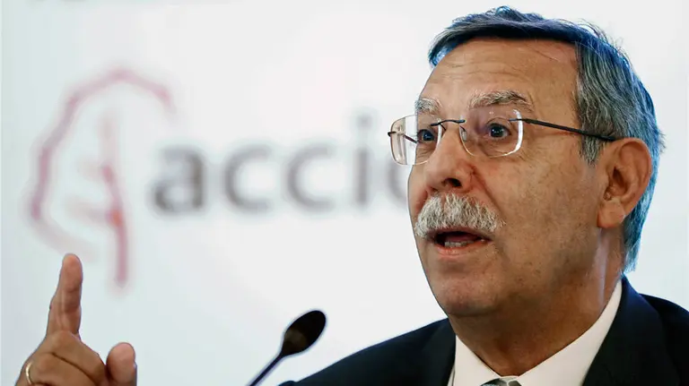 El presidente de Red Eléctrica de España, José Folgado, durante la exposición de su conferencia en Pamplona sobre Energía y desarrollo sostenible. EFE