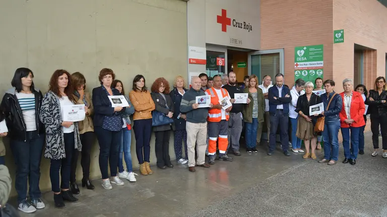 Minuto de silencio en Pamplona por Lorena Enebral, delegada española de Cruz Roja asesinada en Afganistán.