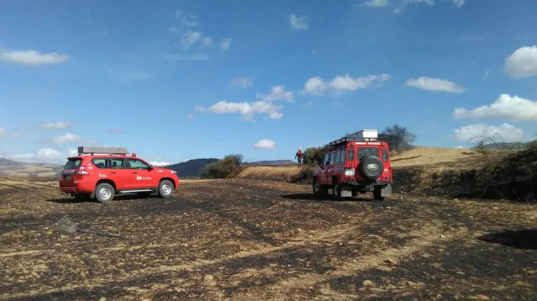Bomberos en la zona en la que se ha desatado un incendio en Alloz.