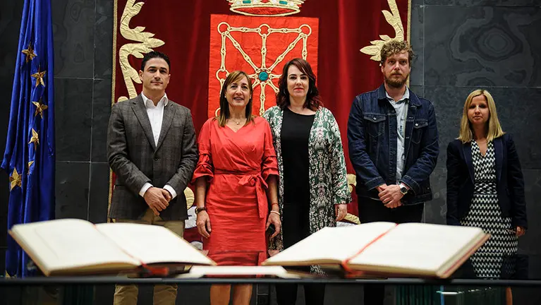 Toma de posesión de María Concepción Ruiz como parlamentaria del PSN. MIGUEL OSÉS_4