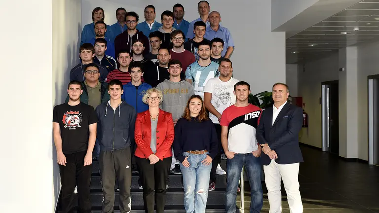 Los 21 alumnos que participarán el la sexta edición dle programa de Volskwagen