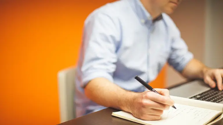 El 21% de los españoles permanece sentado 8 horas diarias