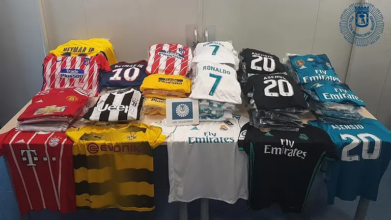 Las camisetas falsas que iban a venderse en el partido