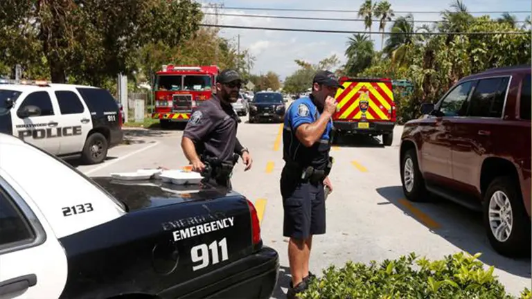Imagen del cordón policial y del cuerpo de bomberos