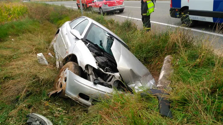 Un vehículo en Larraga se sale de la vía. POLICÍA FORAL