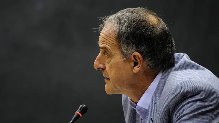 Adolfo Araiz durante el pleno parlamentario. MIGUEL OSÉS