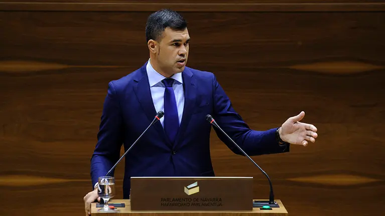 Javier García Jimenez (PP) durante el pleno del parlamento. MIGUEL OSÉS