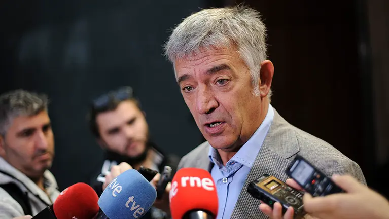 Koldo Martinez comparece ante la prensa en el atrio del Parlamento. MIGUEL OSÉS (2)