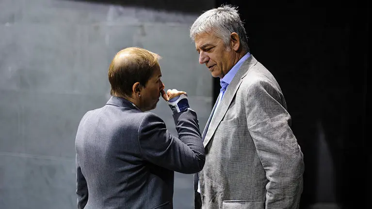 La presidenta del gobierno Uxue barcos charla con Koldo Martinez (Geroa Bai). MIGUEL OSÉS