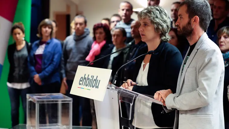 Los alcaldes de Andoain y Estella, Ane Karrere y Koldo Leoz, respectivamente, junto a una treintena de primeros ediles de EH Bildu EFE