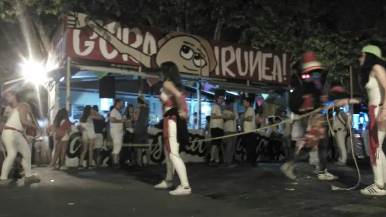 Txozna del colectivo Herri Sanferminak, antes conocido como Gora Iruñea y próximo a la izquierda abertzale, instalada durante los Sanfermines de 2017 en la Plaza de Recoletas. NAVARRA.COM