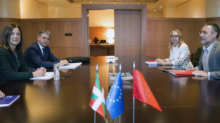 GRA154. VITORIA (ÁLAVA), 14/09/2017.- La consejera vasca de Empleo y Políticas Sociales, Beatriz Artolazabal (i), y su homólogo navarro, Miguel Laparra (d), analizan temas comunes de empleo y políticas sociales. EFE/David Aguilar