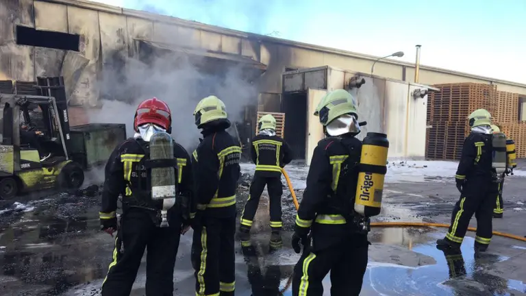 Incendio de una nave de palets de madera en Gazólaz. Foto TWITTER @Stevie235009301 (4)