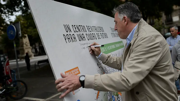 El alcalde de Pamplona, Joseba Asirón, visita la zona en la que se van a desarrollar las actividades para dar a conocer a la ciudadanía el Plan de Amabilización del Centro de la ciudad. PA (10)