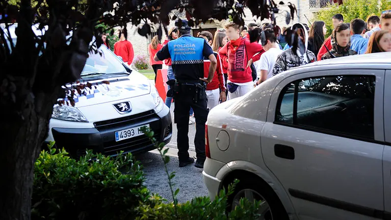Policía Municipal durante las fiestas de Zizur Mayor. MIGUEL OSÉS_1