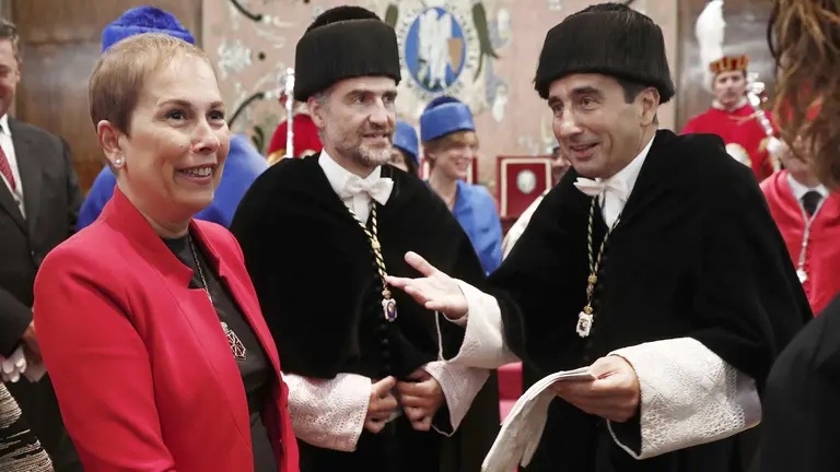 La presidenta del Gobierno de Navarra Uxue barkos (i) junto a los rectores de la Universidad Pública de Navarra y de la Universidad de Navarra, Alfonso Carlosena (c) y Alfonso Sánchez-Tabernero (d), respectivamente, al termino del acto de apertura del curso academico 2017-2018 que se ha celebrado hoy en el aula magna de la Universidad de Navarra. EFE/Jesús Diges