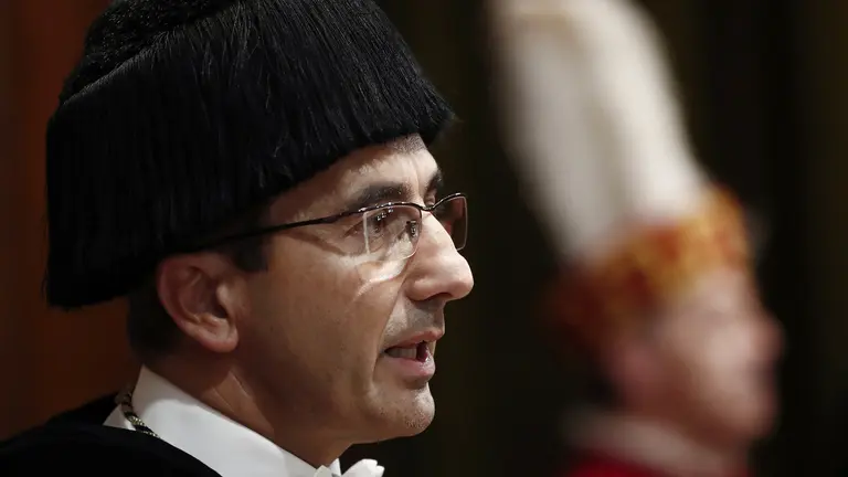 El rector de la Universidad de Navarra, Alfonso Sánchez-Tabernero (i), durante su intervención en el acto de apertura del curso academico 2017-2018 que ha tenido lugar hoy en el aula magna de dicho centro universitario. EFE/Jesús Diges