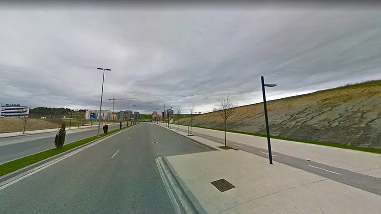 GRa209. PAMPLONA, 15/09/2017.- El rector de la Universidad de Navarra, Alfonso Sánchez-Tabernero (i), durante su intervención en el acto de apertura del curso academico 2017-2018 que ha tenido lugar hoy en el aula magna de dicho centro universitario. EFE/Jesús Diges