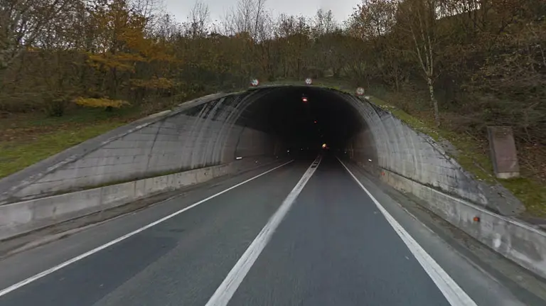 GRa209. PAMPLONA, 15/09/2017.- El rector de la Universidad de Navarra, Alfonso Sánchez-Tabernero (i), durante su intervención en el acto de apertura del curso academico 2017-2018 que ha tenido lugar hoy en el aula magna de dicho centro universitario. EFE/Jesús Diges