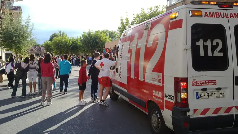 Una ambulancia de Cruz Roja atiende el servicio sanitario de uno de los festejos del toro ensogado en Lodosa CEDIDA