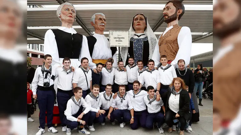 Inauguración de la placa de la Plaza de los Gigantes en Buztintxuri