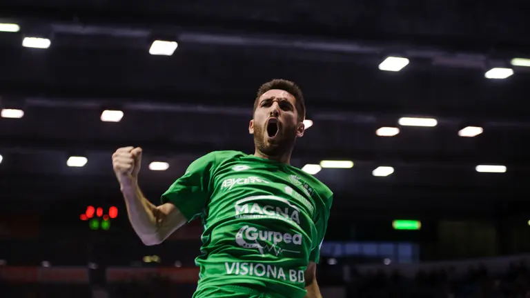 Primer partido de la temporada del Osasuna Magna en el Pabellón Anaitasuna. MIGUEL OSÉS_9