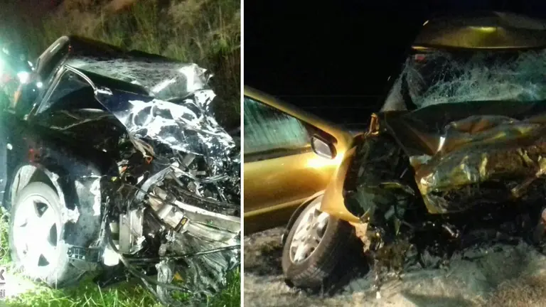 Los coches accidentados en la A1 en Agurain en un choque frontal en el que han fallecido dos conductores navarros BOMBEROS EUSKADI