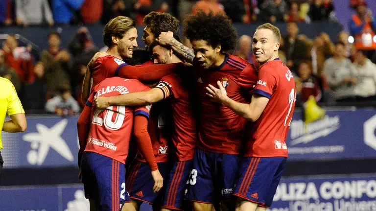Los jugadores de Osasuna celebran uno de los goles marcados para darle la vuelta al marcador frente al Almería en El Sadar MIGUEL OSÉS