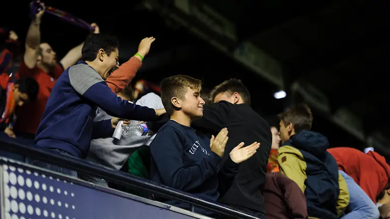 La grada de El Sadar vibra con la primera victoria de Osasuna en Pamplona, venciendo al Almería. MIGUEL OSÉS (11)