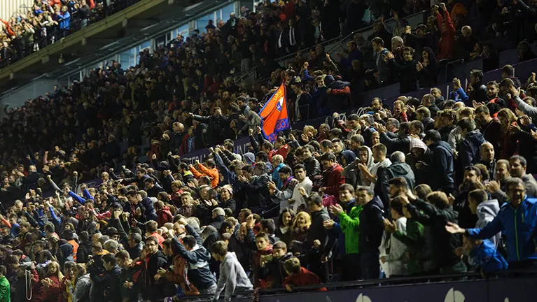 La grada de El Sadar vibra con la primera victoria de Osasuna en Pamplona, venciendo al Almería. MIGUEL OSÉS (14)