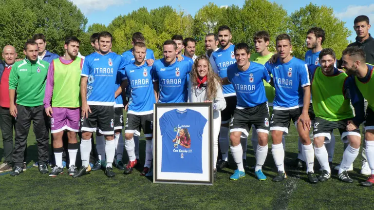 Homenaje del Huarte a la la futbolista Maite Oroz.