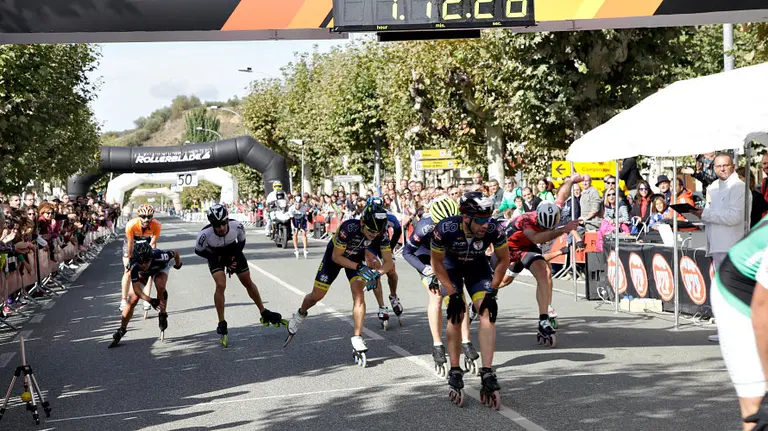 Llegada de la Maratón sobre patines a Puente la Reina. Cedida.