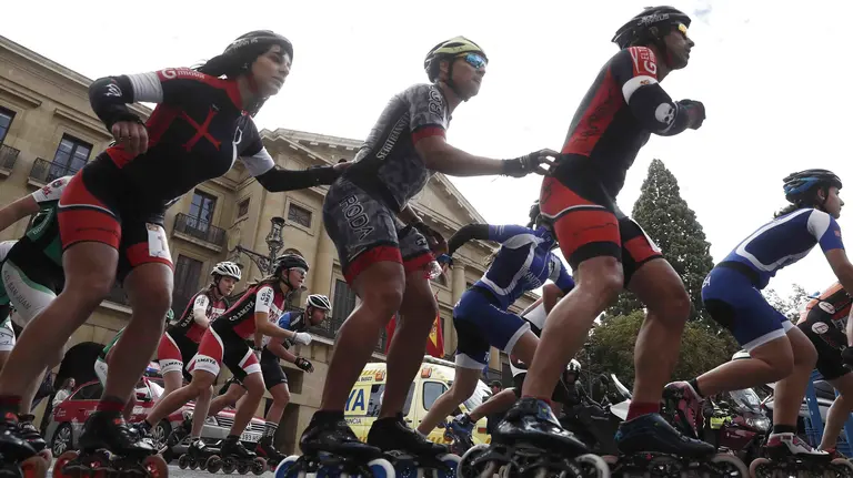 Varios patinadores pasan junto al Palacio de Navarra tras iniciarse la novena edición de la P2P, el maratón organizado por el club Berriro que recorre 42 kilómetros que separan Pamplona y Puente la Reina. EFE/Jesús Diges