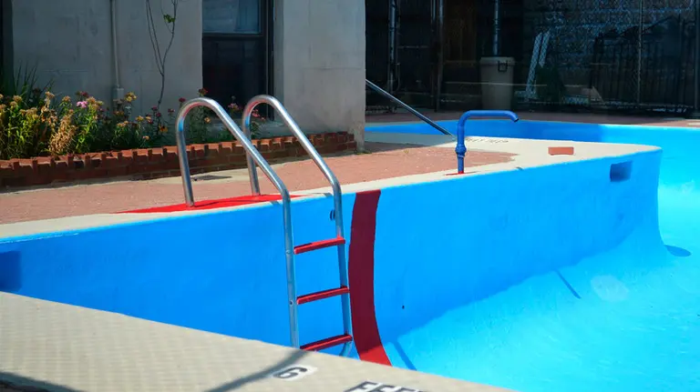 Una piscina vacía en una vivienda. ARCHIVO