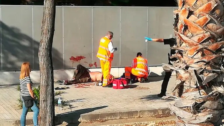 Uno de los heridos durante la reyerta a las puertas de un colegio en Paterna (Valencia). NAVARRACOM