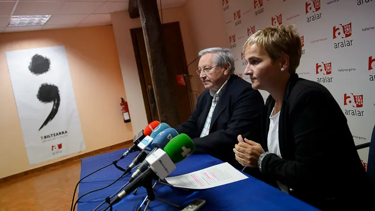 El presidente de Aralar, Patxi Zabaleta, y la secretaria general, Rebeka Ubera, presentan en rueda de prensa el Congreso que va a celebrar esta formación. PABLO LASAOSA 02