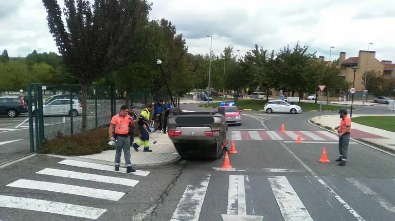 Vuelco de un vehículo,  sin ocasionar heridos, en Mutilva.