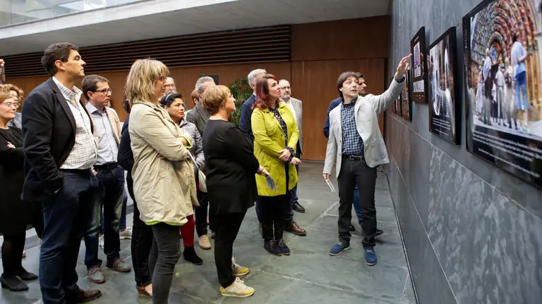 Inauguración de la exposición sobre la catedral de Tudela en el Parlamento de Navarra