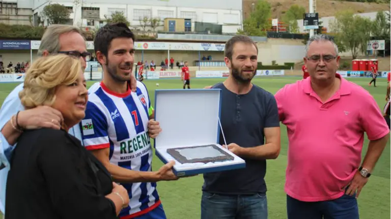 Bruno Araiz recibió un homenaje antes del partido frente al Mirandés. Facebook CD Izarra.