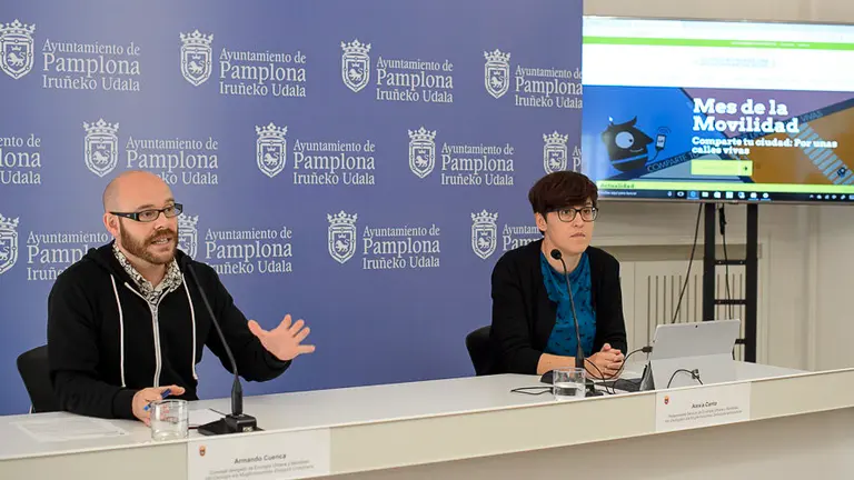 El concejal de Ecología Urbana y Movilidad, Armando Cuenca, y la responsable de ese servicio, Alexia Canto, presentan una nueva web de movilidad. PABLO LASAOSA 02