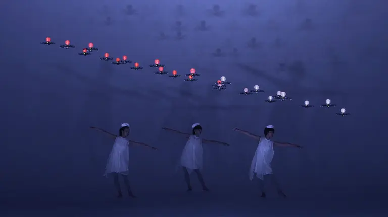 “24 drones” Rhizomatiks Research x ELEVENPLAY, Daito Manabe, 2015